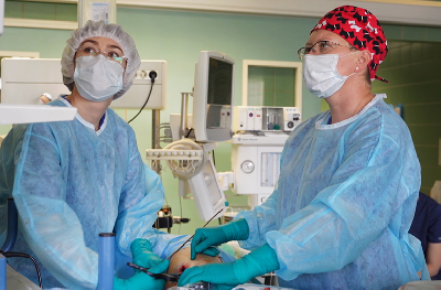 Врачи Склифа впервые в Москве без открытой операции спасли пациента со сложным расположением разрыва пищевода