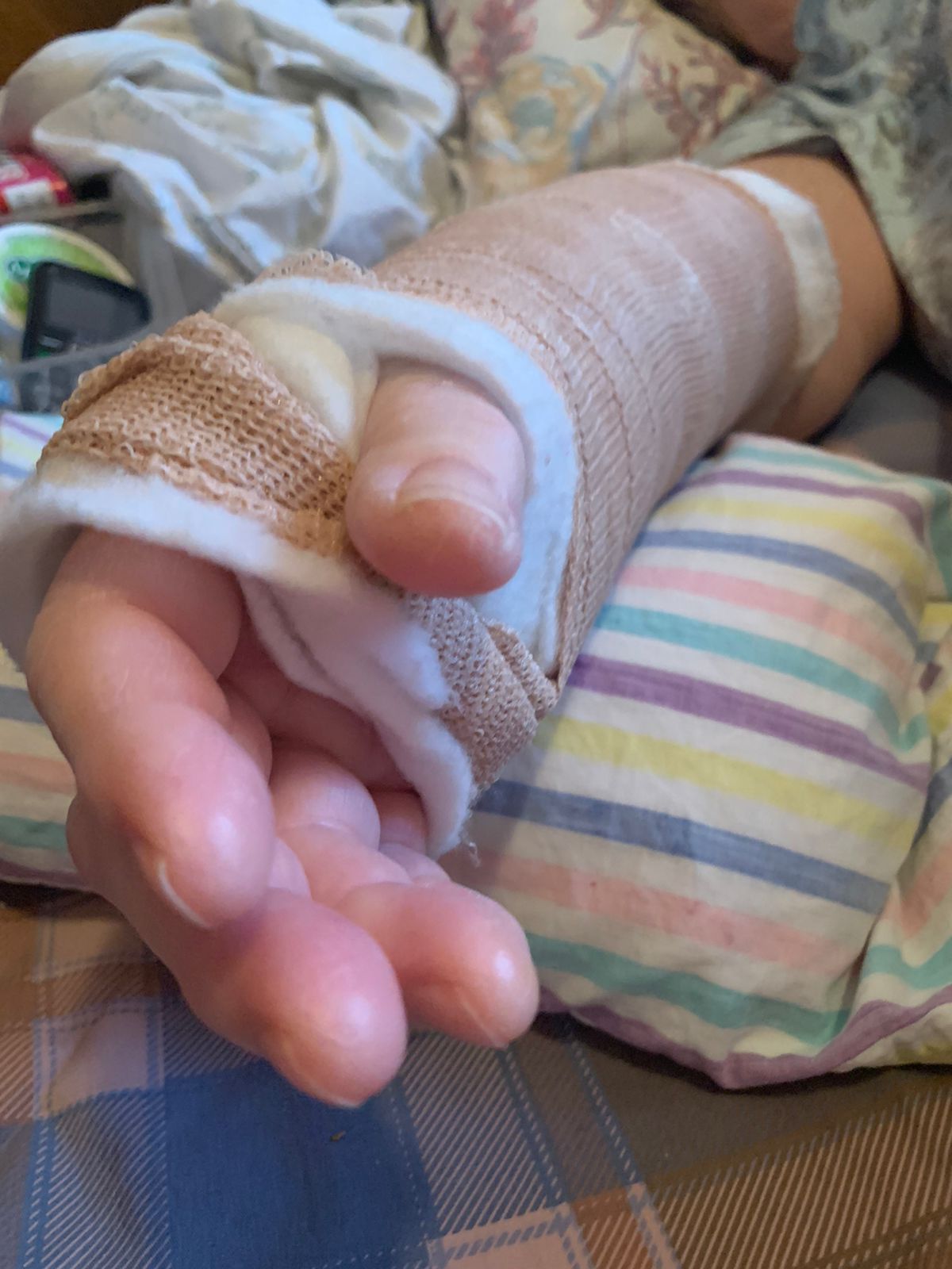 Рентген на дому: по вашему адресу приезжает врач-рентгенолог, травматолог-ортопед с мобильным рентгеновским аппаратом, проводит диагностику травмы или заболевания, делает необходимые рентгенограммы, дает рекомендации по дальнейшему лечению. Получить качественные снимки в домашних условиях возможно благодаря уникальной методике, разработанной МосРентген Центром для института  Склифосовского