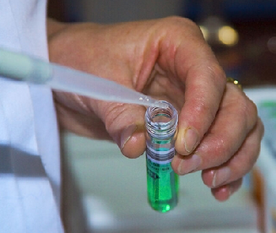 В Китае создали «суперклей», помогающий при переломах  В Китае создали «суперклей», помогающий при переломах