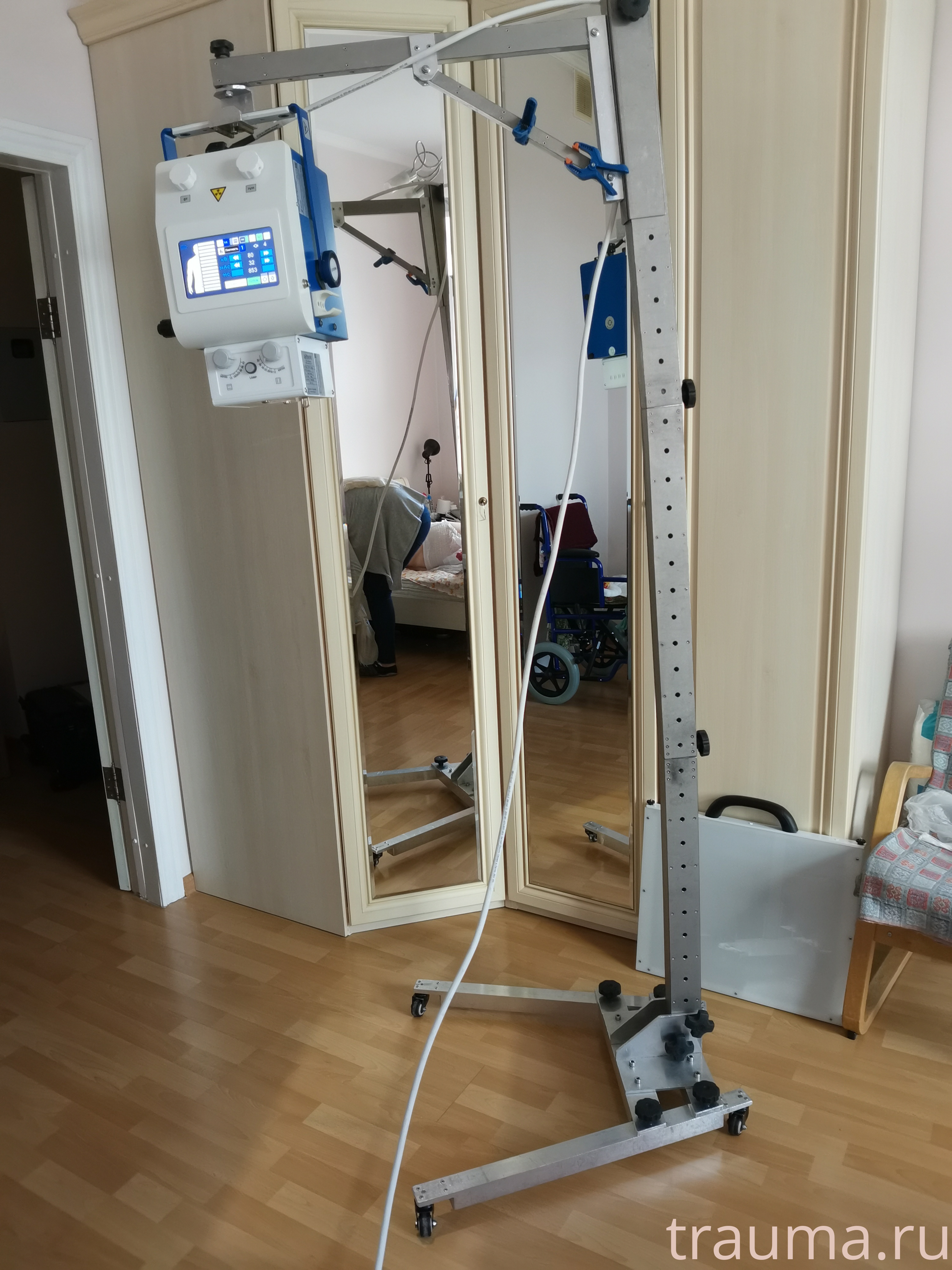 Рентген на дому: по вашему адресу приезжает врач-рентгенолог, травматолог-ортопед с мобильным рентгеновским аппаратом, проводит диагностику травмы или заболевания, делает необходимые рентгенограммы, дает рекомендации по дальнейшему лечению. Получить качественные снимки в домашних условиях возможно благодаря уникальной методике, разработанной МосРентген Центром для института  Склифосовского