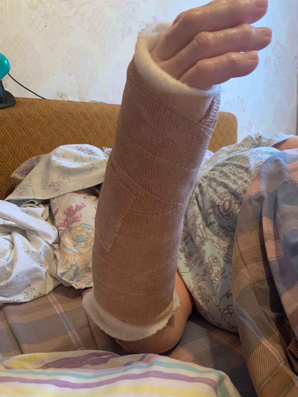 Рентген на дому: по вашему адресу приезжает врач-рентгенолог, травматолог-ортопед с мобильным рентгеновским аппаратом, проводит диагностику травмы или заболевания, делает необходимые рентгенограммы, дает рекомендации по дальнейшему лечению. Получить качественные снимки в домашних условиях возможно благодаря уникальной методике, разработанной МосРентген Центром для института  Склифосовского