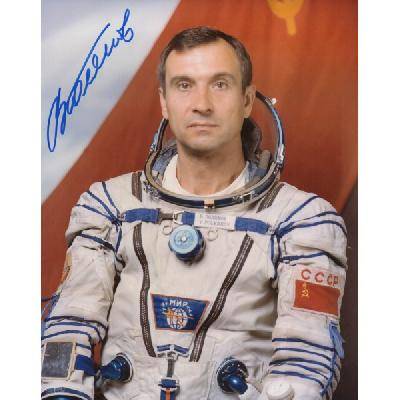 Врач-космонавт Валерий Поляков дольше всех был в космосе Врач-космонавт Валерий Поляков дольше всех был в космосе