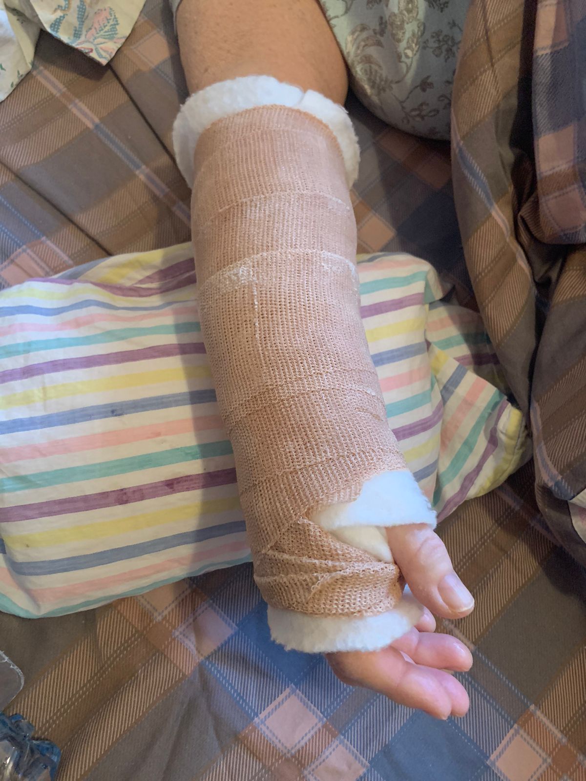 Рентген на дому: по вашему адресу приезжает врач-рентгенолог, травматолог-ортопед с мобильным рентгеновским аппаратом, проводит диагностику травмы или заболевания, делает необходимые рентгенограммы, дает рекомендации по дальнейшему лечению. Получить качественные снимки в домашних условиях возможно благодаря уникальной методике, разработанной МосРентген Центром для института  Склифосовского