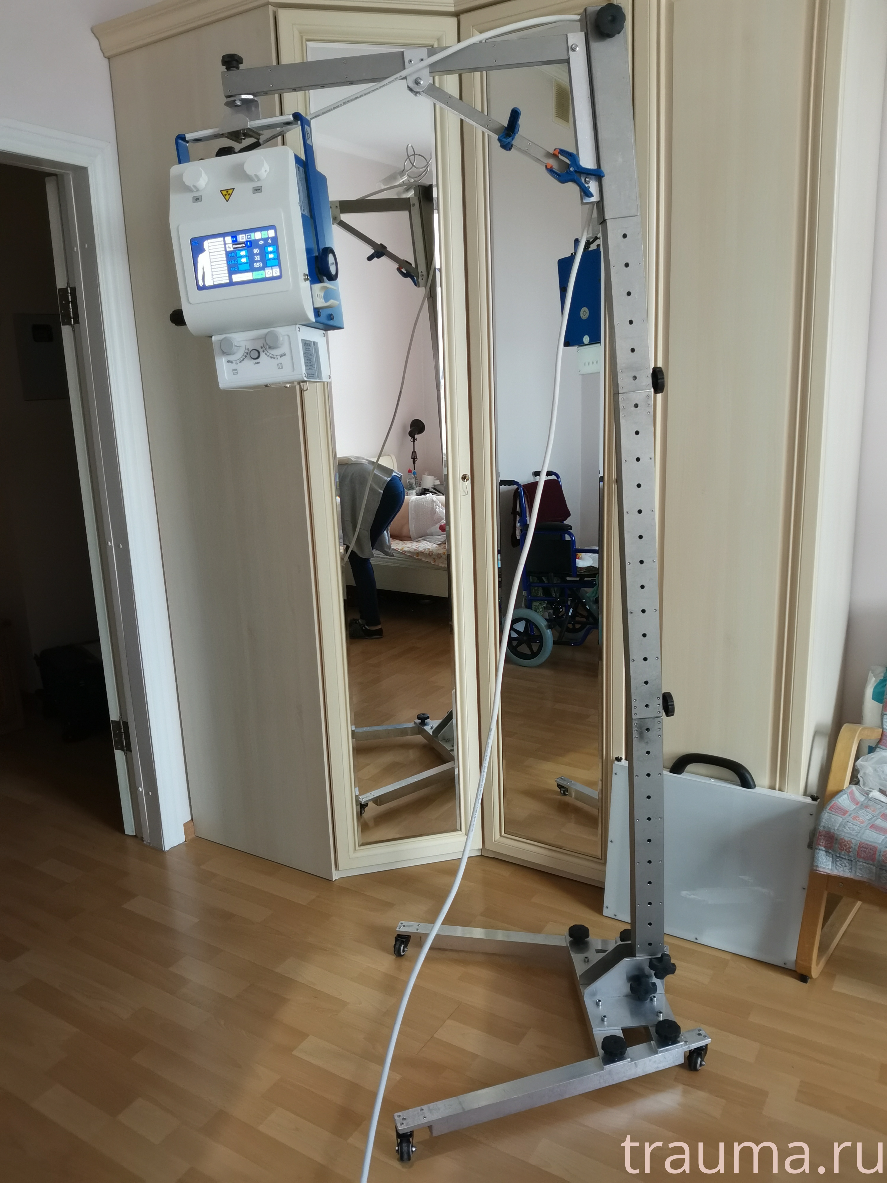 Рентген на дому: по вашему адресу приезжает врач-рентгенолог, травматолог-ортопед с мобильным рентгеновским аппаратом, проводит диагностику травмы или заболевания, делает необходимые рентгенограммы, дает рекомендации по дальнейшему лечению. Получить качественные снимки в домашних условиях возможно благодаря уникальной методике, разработанной МосРентген Центром для института  Склифосовского