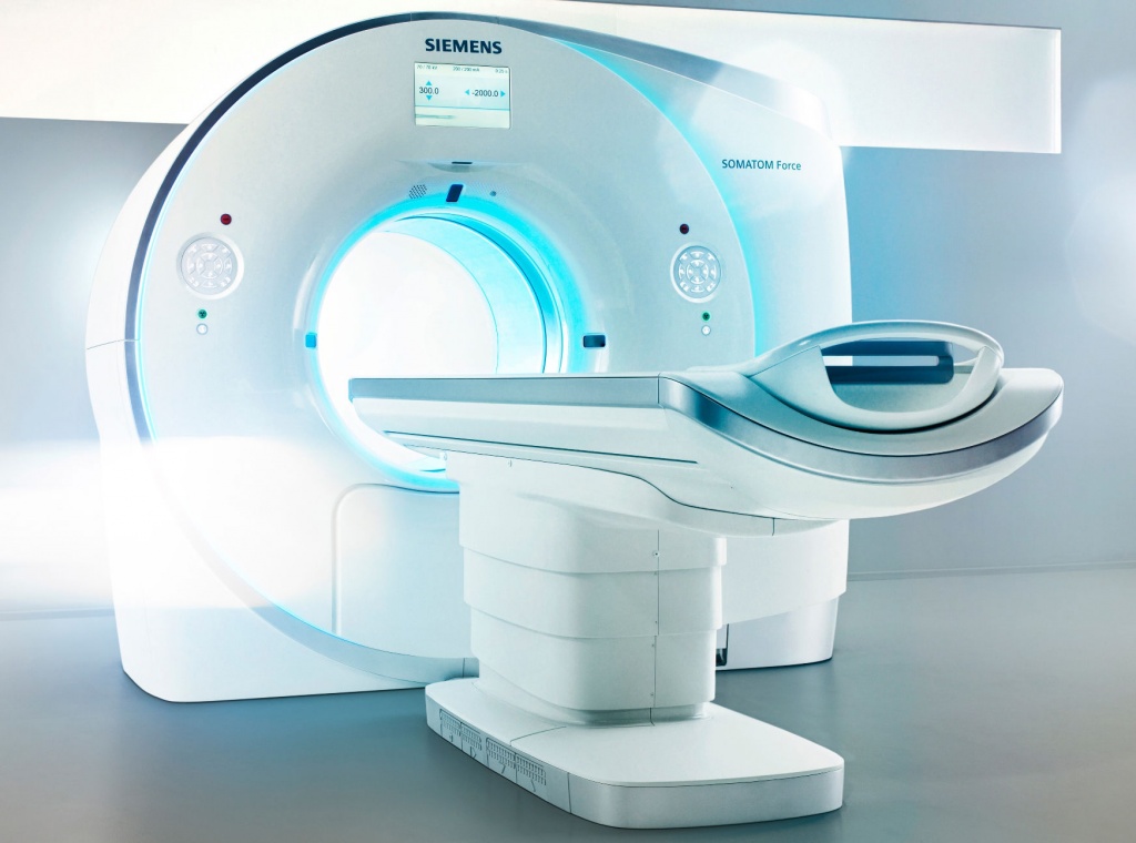 Компьютерный томограф Siemens Somatom ForceУ него 2 лучевых трубки.Скорость сканирования - до 737 мм в секунду. Все тело - 2-3 секунды.Лучевая нагрузка при компьютерной томографии легких - 0.06 мЗв. Обычный томограф от 1.2 мЗв (годовая доза от естественной радиации). Компьютерный томограф Siemens Somatom ForceУ него 2 лучевых трубки.Скорость сканирования - до 737 мм в секунду. Все тело - 2-3 секунды.Лучевая нагрузка при компьютерной томографии легких - 0.06 мЗв. Обычный томограф от 1.2 мЗв (годовая доза от естественной радиации).