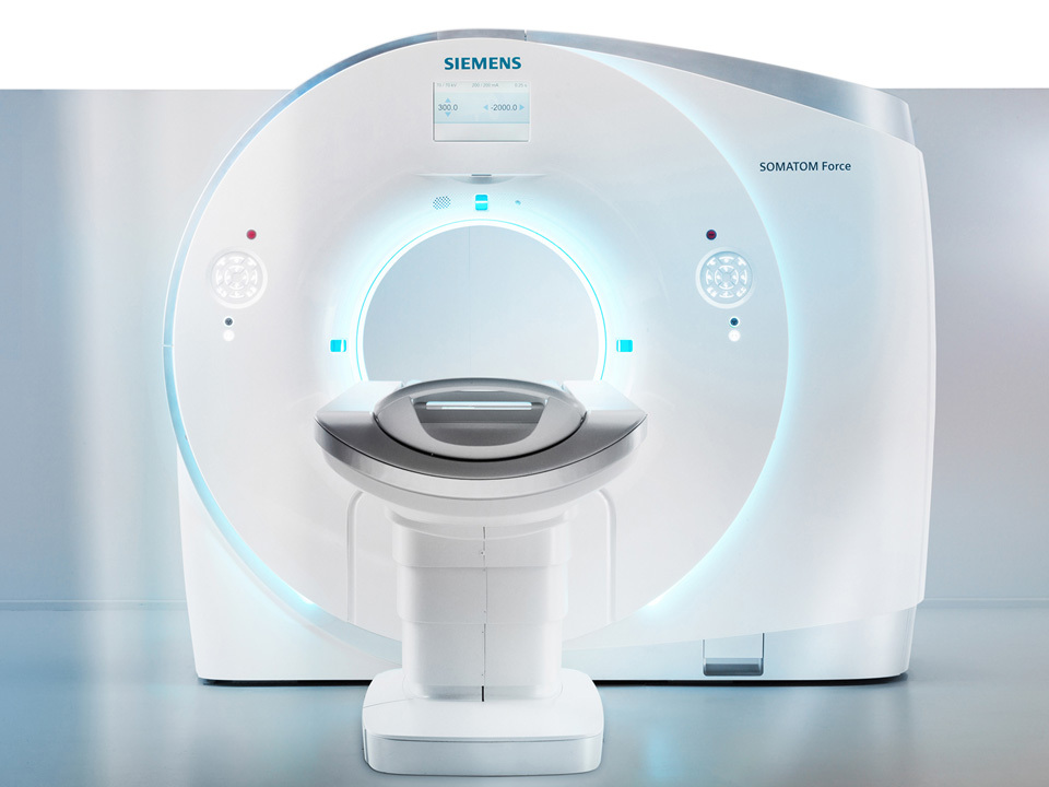 Компьютерный томограф Siemens Somatom Force У него 2 лучевых трубки.Скорость сканирования - до 737 мм в секунду. Все тело - 2-3 секунды.Лучевая нагрузка при компьютерной томографии легких - 0.06 мЗв. Обычный томограф от 1.2 мЗв (годовая доза от естественной радиации). Компьютерный томограф Siemens Somatom Force У него 2 лучевых трубки.Скорость сканирования - до 737 мм в секунду. Все тело - 2-3 секунды.Лучевая нагрузка при компьютерной томографии легких - 0.06 мЗв. Обычный томограф от 1.2 мЗв (годовая доза от естественной радиации).
