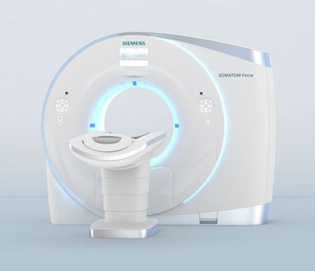 Компьютерный томограф Siemens Somatom Force У него 2 лучевых трубки.Скорость сканирования - до 737 мм в секунду. Все тело - 2-3 секунды.Лучевая нагрузка при компьютерной томографии легких - 0.06 мЗв. Обычный томограф от 1.2 мЗв (годовая доза от естественной радиации). Компьютерный томограф Siemens Somatom Force У него 2 лучевых трубки.Скорость сканирования - до 737 мм в секунду. Все тело - 2-3 секунды.Лучевая нагрузка при компьютерной томографии легких - 0.06 мЗв. Обычный томограф от 1.2 мЗв (годовая доза от естественной радиации).