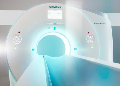 Компьютерный томограф Siemens Somatom Force У него 2 лучевых трубки.Скорость сканирования - до 737 мм в секунду. Все тело - 2-3 секунды.Лучевая нагрузка при компьютерной томографии легких - 0.06 мЗв. Обычный томограф от 1.2 мЗв (годовая доза от естественной радиации). Компьютерный томограф Siemens Somatom Force У него 2 лучевых трубки.Скорость сканирования - до 737 мм в секунду. Все тело - 2-3 секунды.Лучевая нагрузка при компьютерной томографии легких - 0.06 мЗв. Обычный томограф от 1.2 мЗв (годовая доза от естественной радиации).